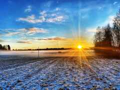 Illo-Maisema-pelto-kuormauto-sumu-auringonlasku-tammikuu